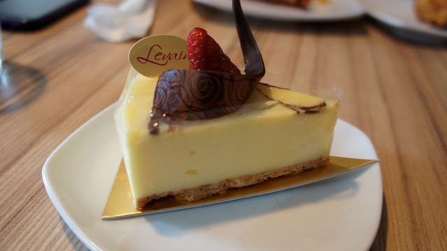 New York Cheese Cake ~ Horrible! The cheese tasted farneeee! 