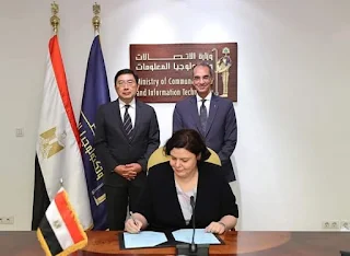 د. عمرو طلعت ووزيرة الاتصالات السنغافورية يشهدان توقيع اتفاق تعاون لنقل المعرفة