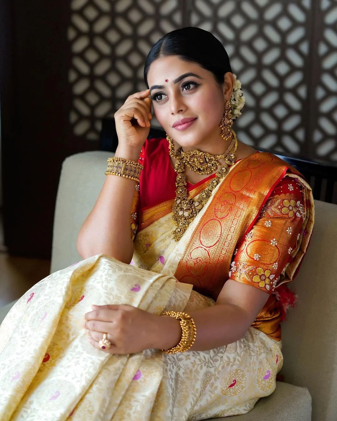 Actress Shamna Kasim  looks elegant in Traditional Saree