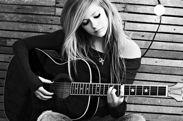   Lirik dan Chord Lagu Heres To Never Growing Up ~ Avril Lavigne