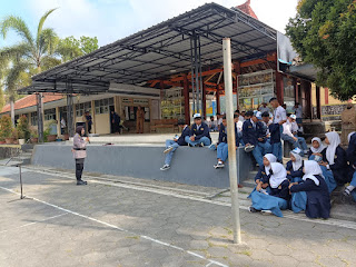 KANIT BINMAS MELAKSANAKAN POLICE GO TO SCHOOL DI SMA N 1 KALIBAWANG