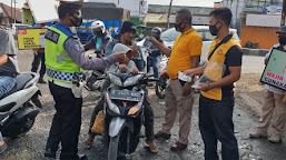 PPKM Mikro Polsek Kandanghaur Gelar Ops Yustisi Dan Bagikan Masker