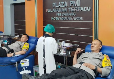 Bhabinkamtibmas Kelurahan Gedongkiwo dan Suryodiningratan Peduli Sesama dengan Donor Darah