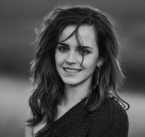 Corte de rosto em preto e branco da Atriz e ambientalsita Ema Watson.