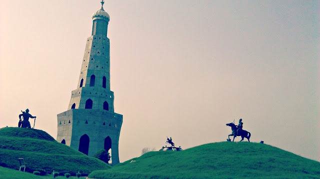 Fateh Burj surrounded by Banda Singh Bahadar and Generals