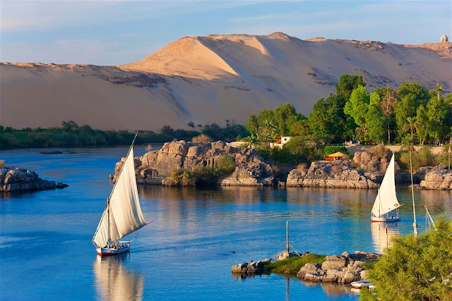 Sông Nile có chiều dài 6.853km, là con sông dài thứ hai trên thế giới chỉ sau sông Amazon ở Nam Mỹ. Phần chảy qua Ai Cập dài khoảng 1.500km, bắt nguồn từ biên giới Wadi Halfa, chảy qua khu đền Abu Simbel nổi tiếng, mở rộng diện tích ở hồ Nasser và đẹp rực rỡ nhất ở đoạn Aswan đến Luxor.