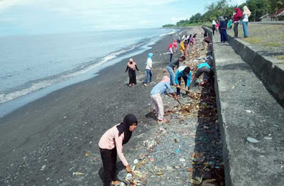 Masohi, Malukupost.com - Sejumlah aktivis kesehatan yang tergabung dalam organisasi Pergerakan Mahasiswa Kesehatan Maluku (PMKM) DPC Maluku Tengah (Malteng) melakukan aksi bersih sampah di pesisir pantai di Negeri Tamilouw, Kecamatan Amahai, Kabupaten Malteng (22/4) Aksi bersih pantai yang dilakukan oleh para aktivis kesehatan bersama masyarakat setempat selain untuk memperingati hari bumi internasional, juga bertujuan untuk menjaga kebersihan lingkungan sekaligus sebagai solusi pencegahan penyakit. 