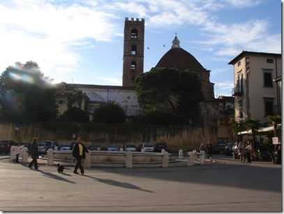 Praça com campanário ao fundo