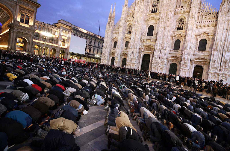 Muçulmanos rezam diante da catedral de Milão 