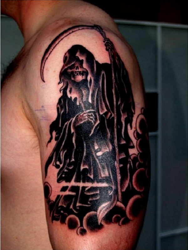 Grim Reaper tatuagem de tinta preta. O reaper é visto olhando diretamente em seus deverá enquanto de pé sobre um monte de nuvens negras. O marcante preto cor faz com que o reaper ainda mais temível. 