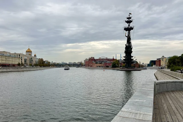 Крымская набережная, Москва-река, памятник Петру Первому