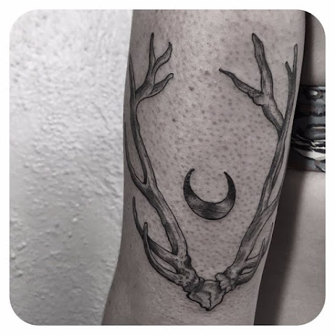 Out Of The Woods With These Lovely Antler Tattoos