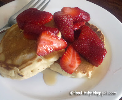Oaty Pancakes with Strawberries © food-baby.blogspot.com All rights reserved