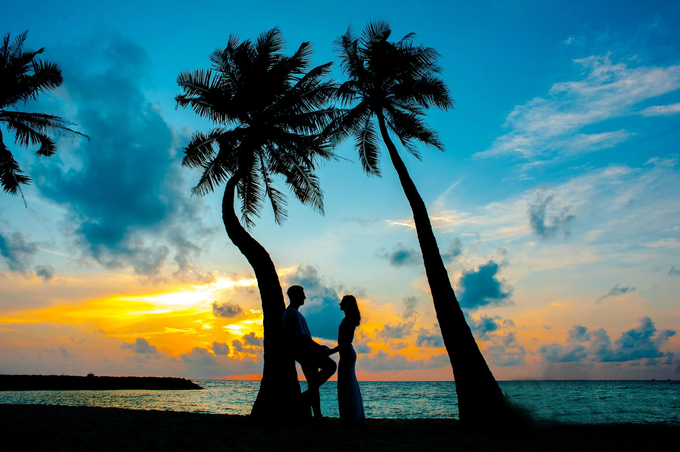 Du lịch Hawii tại bờ biển Waikiki khi hoàng hôn