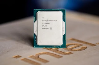 prosesor intel i9 12900 k dengan logo intel di bawahnya