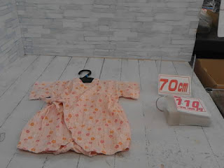 中古品　ベビー服　７０ｃｍ　小花プリント　ロンパース型甚平　１１０円