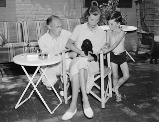Drew Pearson con su esposa y el hijo de esta, 1937