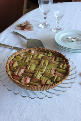 Cuillère et saladier : Tarte géométrique à la rhubarbe et à l'amande (vegan)