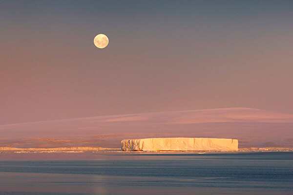 Photo of moonrise by Peter Eastway