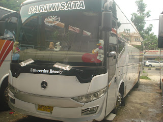 bus pariwisata merah sari