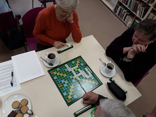 Wojewódzka i Miejska Biblioteka Publiczna im. dr. Witolda Bełzy w Bydgoszczy. Filia nr 5, ul. Pomorska 80-86, Bydgoszcz; Klub Seniora "Bociania Oaza" Bydgoszcz; Scrabble; spotkanie seniorów; gra; wolny czas; 