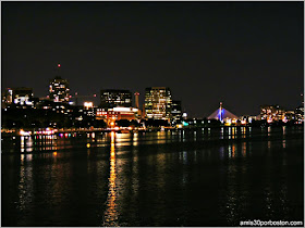 Vistas Nocturna del Zakim Bridge desde el Harvard Bridge