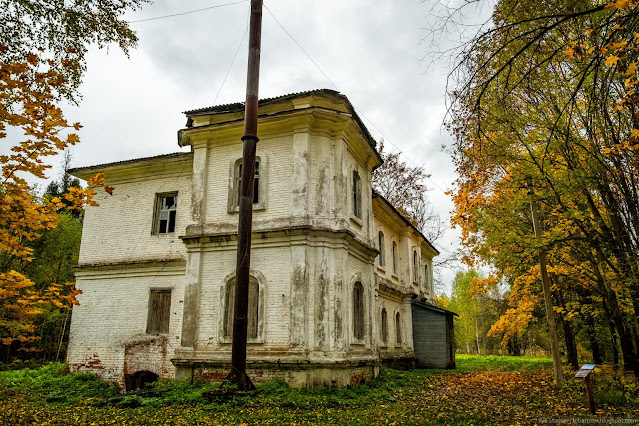 Старое, двухэтажное кирпичное здание