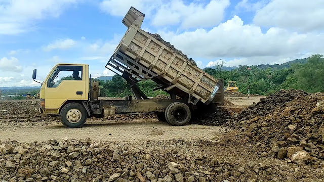 Mengenal Dump Truck sebagai Alat Pengangkut Material Konstruksi