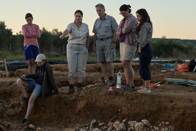Ο Μιχάλης Κοσμόπουλος με την υποδιευθύντρια της ανασκαφής ζωοαρχαιολόγο Δρ. Ντέμπορα Ρουσίλο και τις υπευθύνους τομέα αρχαιολόγους Σταυρούλα Δρακοπούλου και Jennifer Glaubius.