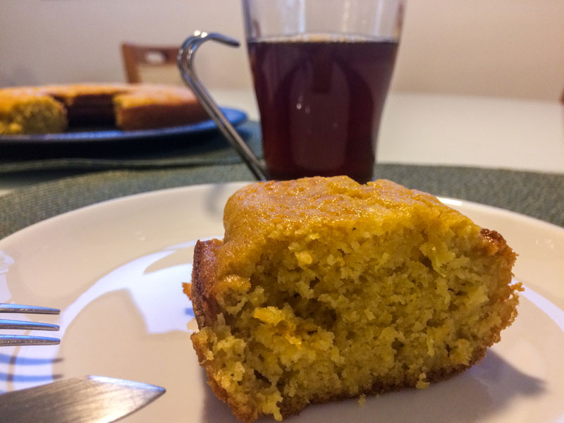 Thiago Inter faz bolo de milho com Café das Vertentes.