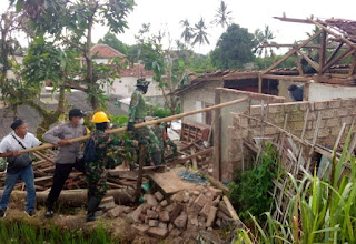 Kabid Humas Polda Jabar : Tak Kenal Lelah, Personel Polri Bersama TNI Membersihkan Puing-Puing Pasca Gempa Cianjur