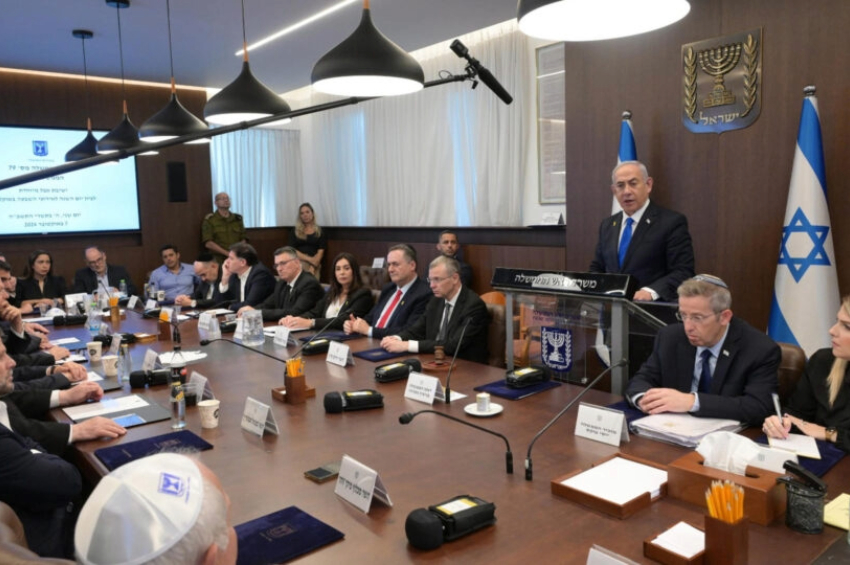 O Primeiro-Ministro de Israel, Benjamin Netanyahu, participou de reunião governamental especial, no aniversário dos ataques do Hamas | Foto: EFE/Gabinete do Primeiro-ministro de Israel