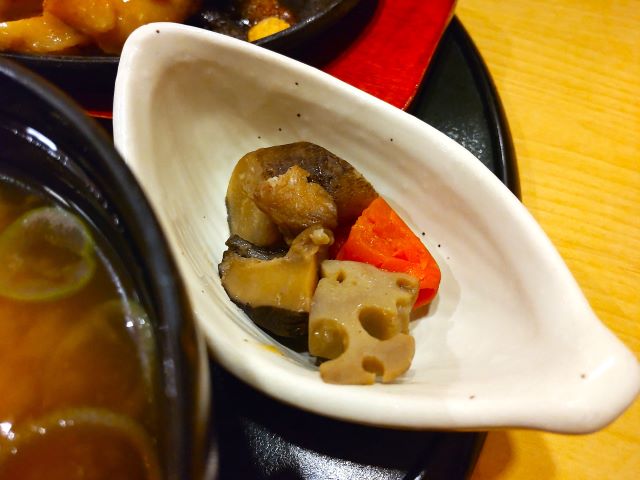 アクア・ユーカリ　チキンステーキ定食　筑前煮