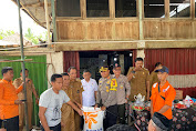 Kapolres Muratara Mendampingi Bupati dalam Pendistribusian Bantuan Banjir di Karang Jaya