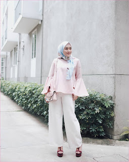 Outfit Celana Cullotes Untuk Hijabers Ala Selebgram 2018 slingbags top blouse lengan lebar baby pink high heels loafers and slip ons wedges merah bata cullotes putih segiempat hijab square satin biru muda ootd trendy