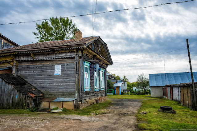 Двор старого деревянного дома в селе