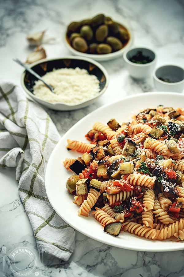 Pasta sa patlidžanom, kaprom i maslinama