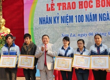 Đồng chí Thào Xuân Sùng, Ủy viên Trung ương Đảng, Bí thư Tỉnh ủy, Trưởng đoàn đại biểu Quốc hội tỉnh trao học bổng cho các em học sinh đoạt giải tại kỳ thi Quốc gia.