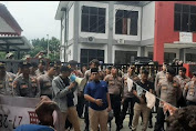 Diwarnai Pelanggaran Politik, Puluhan Pemuda Mengatasnamakan RPB Lakukan Aksi Demo di Kantor Bawaslu Kota Bekasi