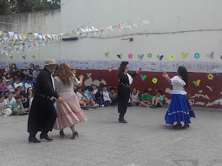 Otra secuencia del baile mencionado con ropas gauchescas frente a la comunidad educativa de la 16