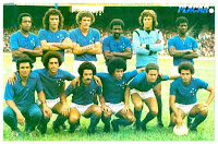 CRUZEIRO E. C. - Belo Horizonte, Brasil - Temporada 1975-76 - Darci Menezes, Nelinho, Morais, Ze Carlos, Raul y Vanderley; Roberto Batata, Eduardo, Jairzinho, Palhinha y Joãozinho - Este equipo conquistó la Copa Libertadores da América, teniendo de artilleros del torneo a Palhinha con 13 goles y a Jairzinho con 12