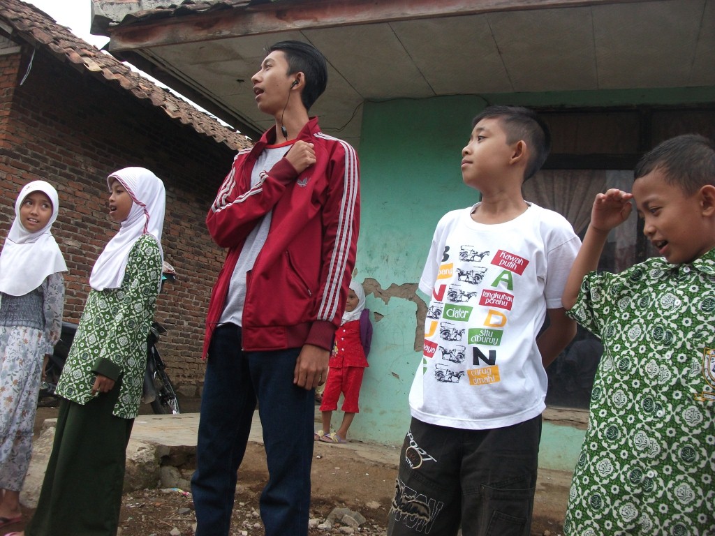 Kegiatan Rumah Pelangi  curat-coret si asep