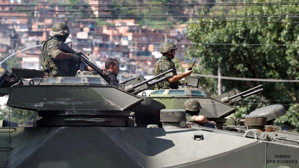 Após denúncia de moradores, polícia localiza porão com armas no Complexo do Alemão