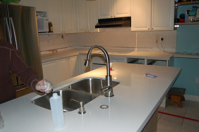 white quartz kitchen counters