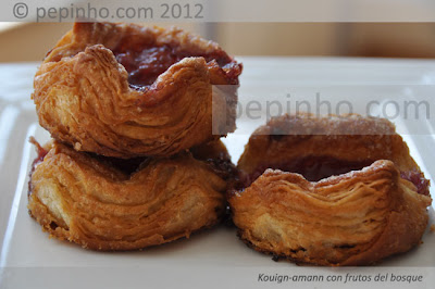 Kouign-amann con frutos del bosque