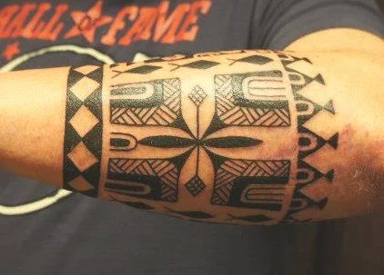 tatuaje maori en hombre, tatuaje tradicional polinesio para hombre