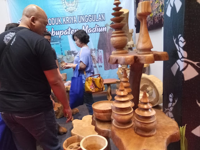 Ukiran kayu dari madiun di pameran kriya nusa