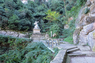 Camino del Calvario llevando la Cruz en  Montserrat