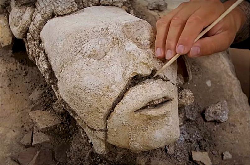 Una escultura de una cabeza que pertenece al dios del maíz, es decubierto
