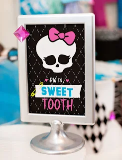 Para hacer invitaciones, tarjetas, marcos de fotos o etiquetas, para imprimir gratis de Monster High